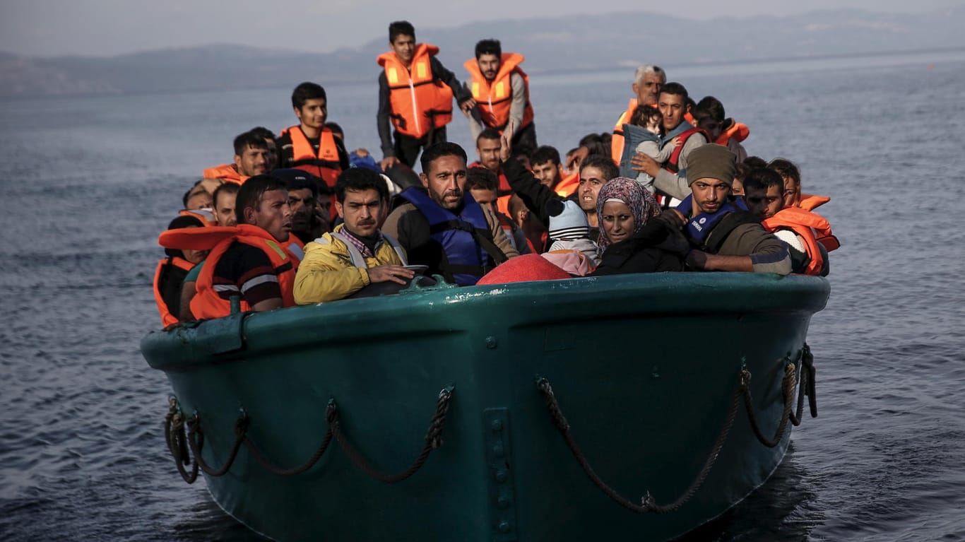 Flüchtlinge auf einem überfüllten Boot vor der Küste der griechischen Insel Lesbos.