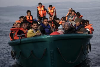 Flüchtlinge auf einem überfüllten Boot vor der Küste der griechischen Insel Lesbos.