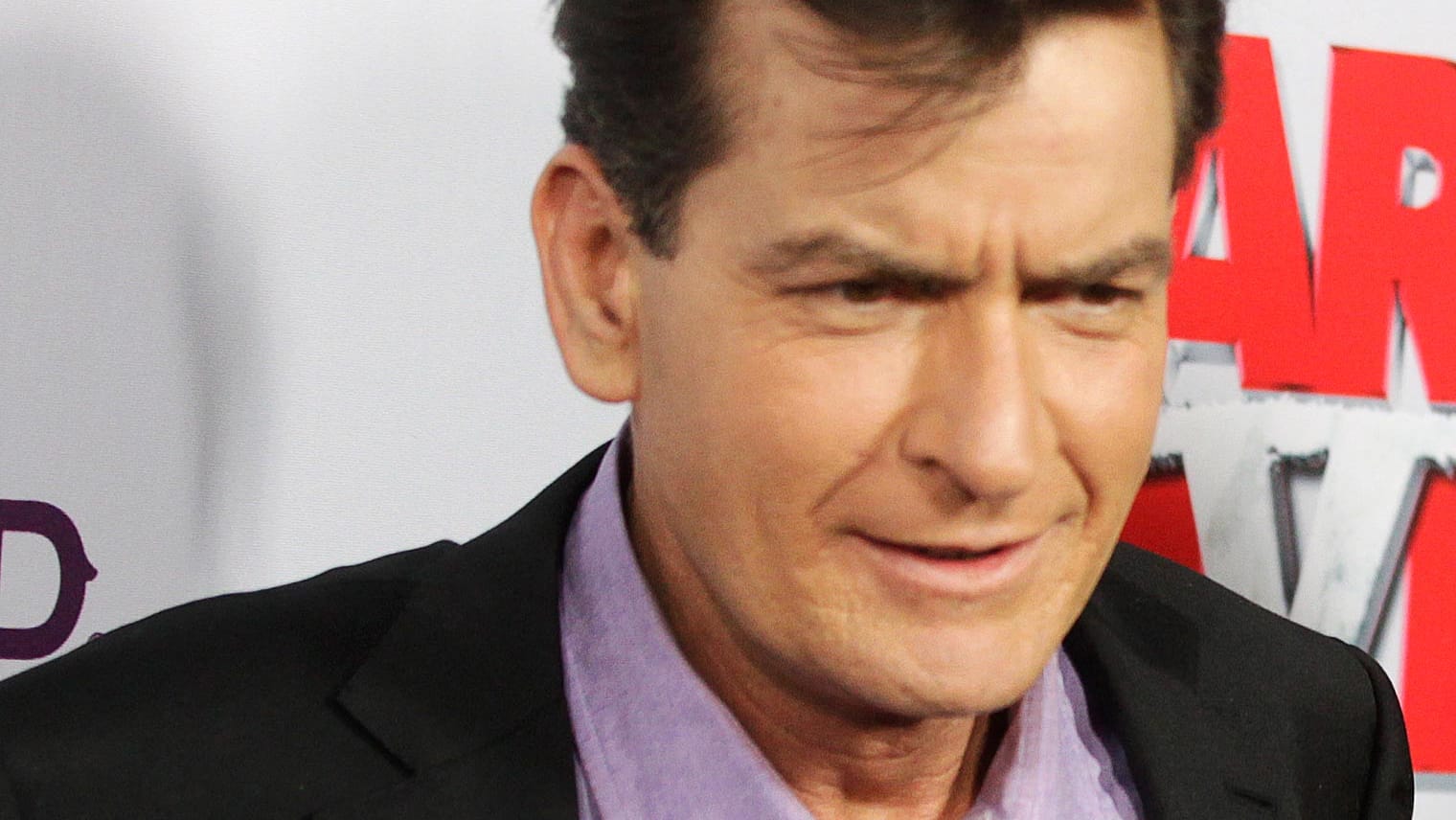 Schauspieler Charlie Sheen soll seine Ex-Verlobte Scottine Ross bedroht haben.