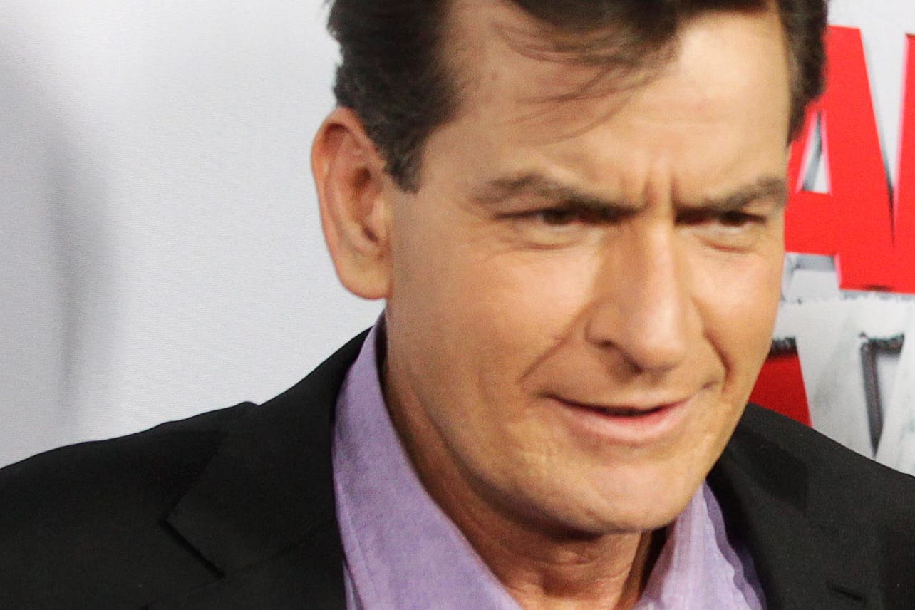 Schauspieler Charlie Sheen soll seine Ex-Verlobte Scottine Ross bedroht haben.