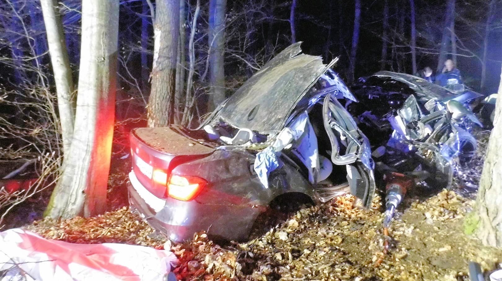 Eine Frau war schwerverletzt in dem Auto eingeklemmt. Die Feuerwehr befreite sie aus dem Wrack. Zwei Begleiter starben bei dem Unfall. Eine Frau war schwerverletzt in dem Auto eingeklemmt. Die Feuerwehr befreite sie aus dem Wrack. Zwei Begleiter starben bei dem Unfall.