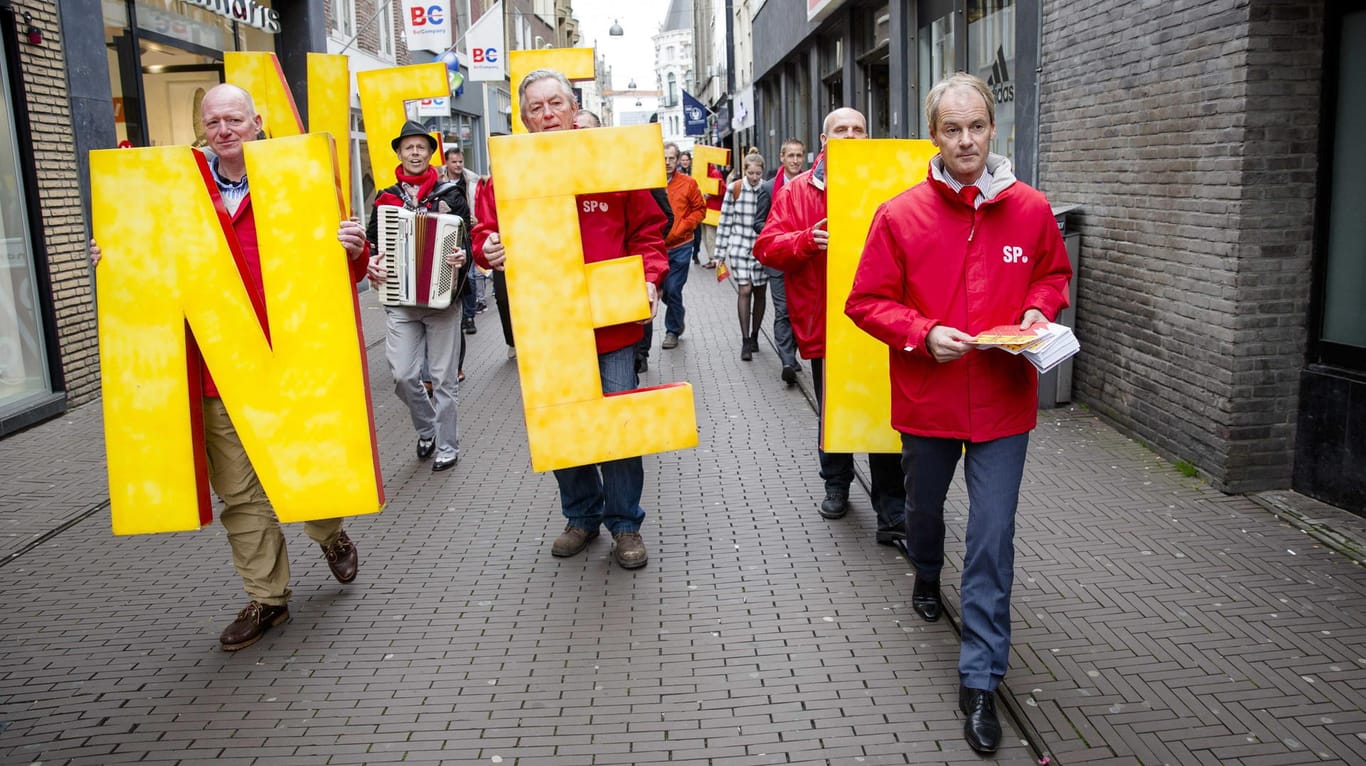 EU in der Krise? "Nee" sagen diese Niederländer in Den Haag zum Abkommen mit der Ukraine.