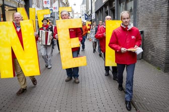 EU in der Krise? "Nee" sagen diese Niederländer in Den Haag zum Abkommen mit der Ukraine.