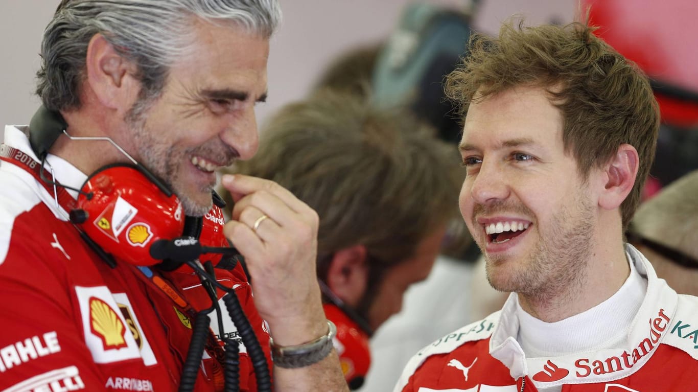 Gute Laune bei Ferrari-Teamchef Maurizio Arrivabene (li.) und Sebastian Vettel.