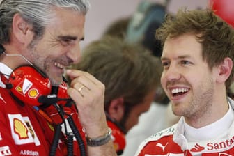 Gute Laune bei Ferrari-Teamchef Maurizio Arrivabene (li.) und Sebastian Vettel.