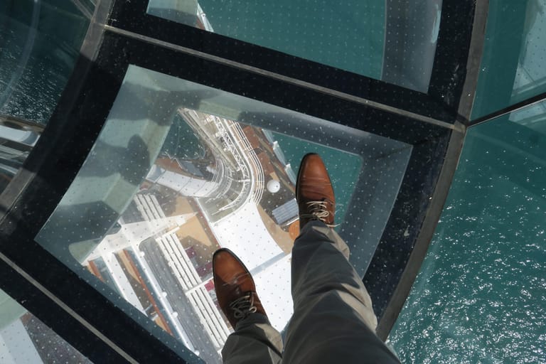 Nichts für Menschen mit Höhenangst: Auf zwei gläsernen Skywalks kann man mehrere Decks nach unten aufs Wasser schauen.