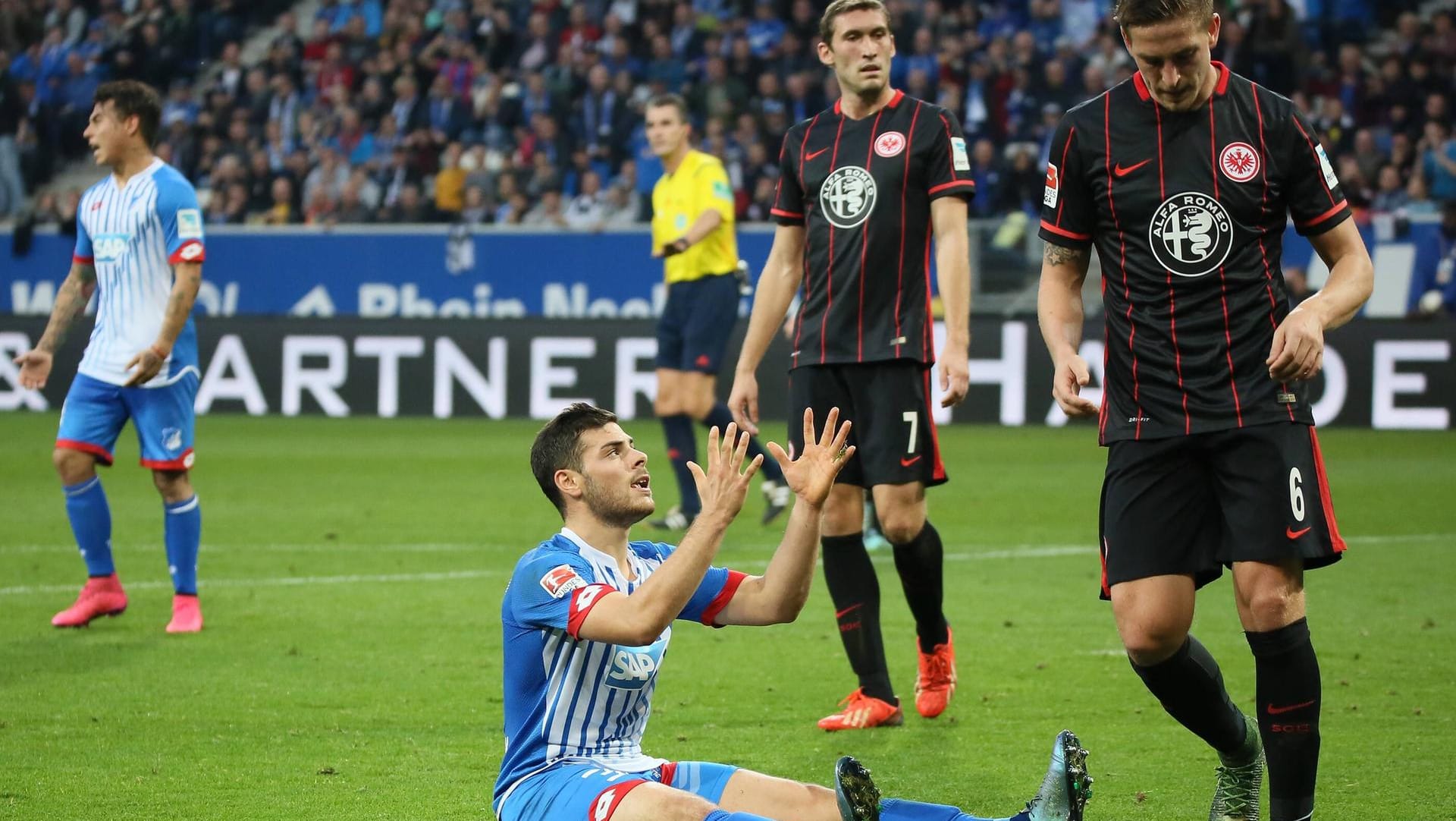 Nationalspieler Kevin Volland (sitzend) trifft mit 1899 Hoffenheim auf Eintracht Frankfurt. Nationalspieler Kevin Volland (sitzend) trifft mit 1899 Hoffenheim auf Eintracht Frankfurt.
