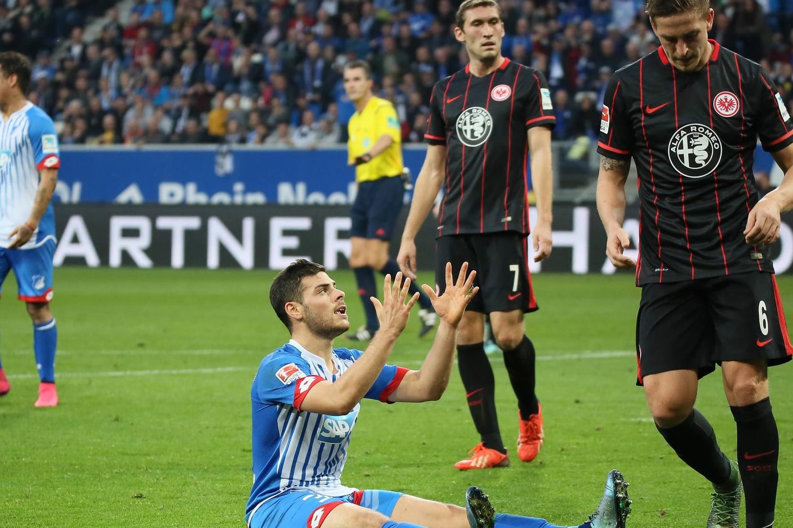 Nationalspieler Kevin Volland (sitzend) trifft mit 1899 Hoffenheim auf Eintracht Frankfurt.