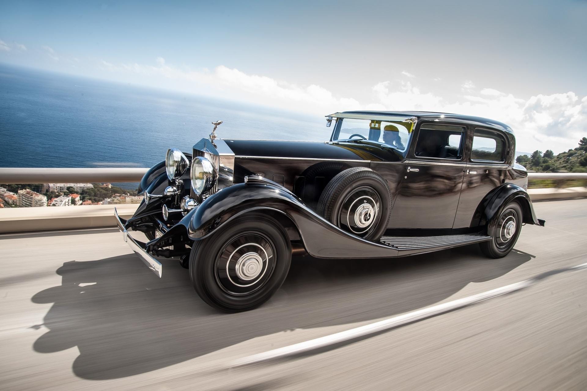 Schon seit 1906 gibt es die Luxuswagen von Rolls-Royce. Das Chauffersauto ist aus der Welt der Mächtigen und Reichen nicht mehr wegzudenken. Hier dreht ein Rolls-Royce Phantom II von 1933 seine Runden.