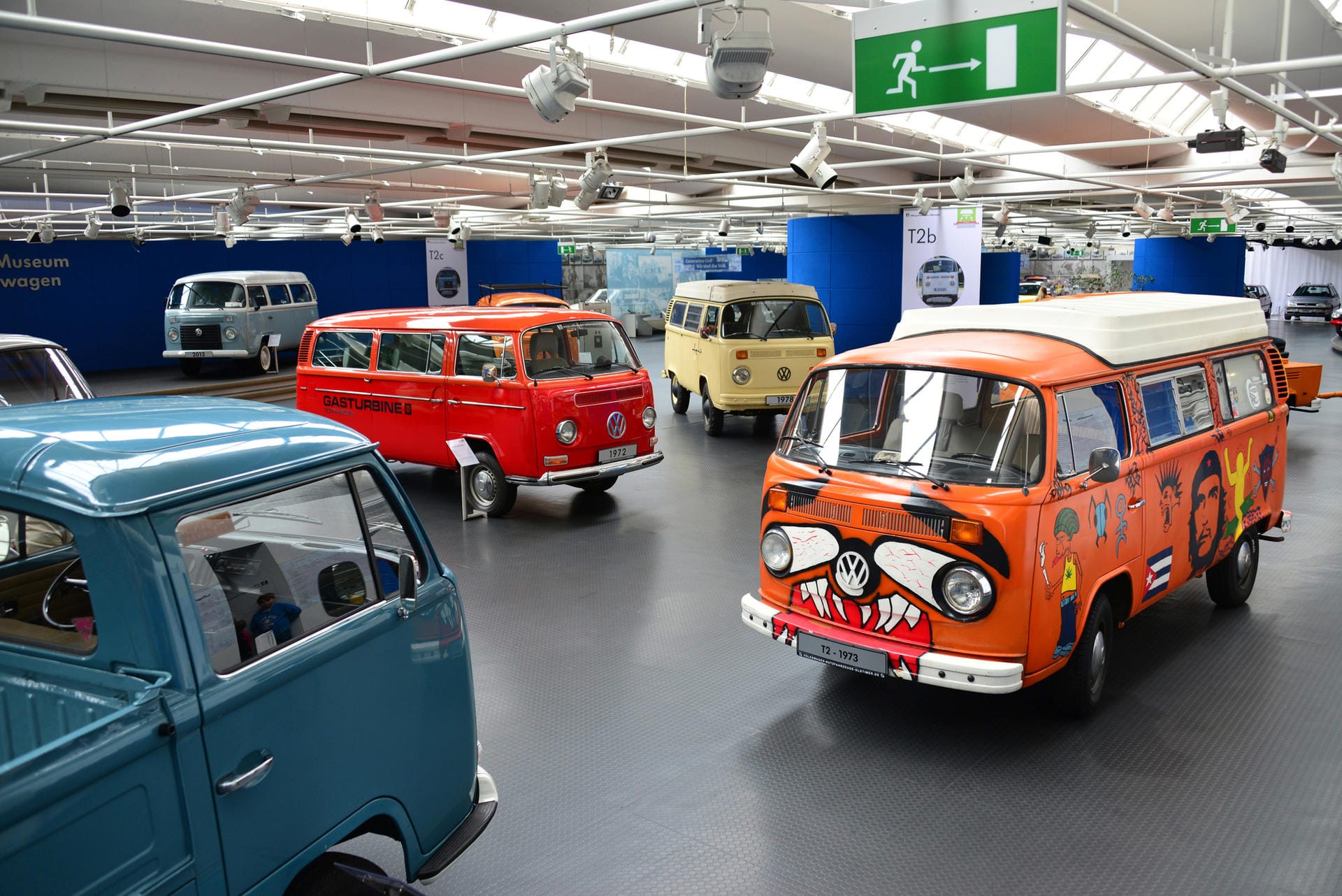 Der VW Bulli genießt heute Kultstatus. Das zeigen auch die hohen Preise von bis zu 100.000 Euro, die Sammler schon für betagte Sondermodell gezahlt haben.