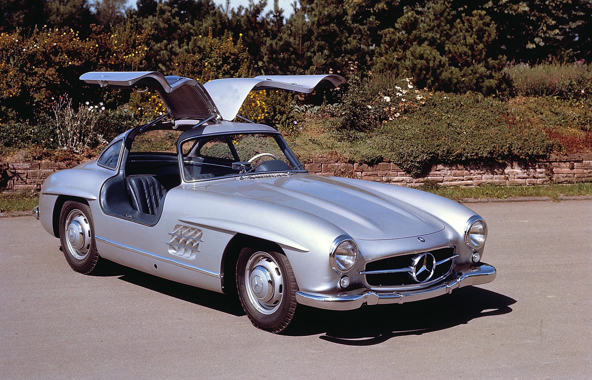 Keine Aufstellung von Auto-Ikonen ohne die beliebten Modelle von Mercedes. Ein Klassiker des Herstellers ist auf jeden Fall der Mercedes-Benz 300 SL Flügeltürer aus den 50er Jahren.