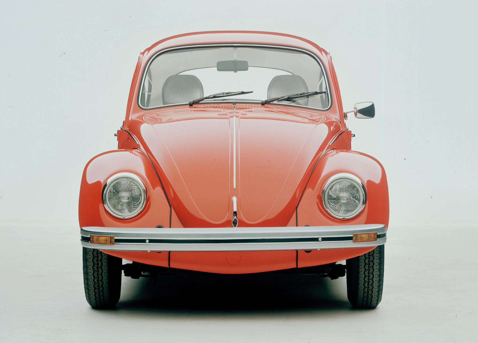 Nicht nur teure Luxus-Autos oder potente Sportwagen wurden zu Ikonen. Zu den berühmtesten Modellen zählt der VW Käfer. Kein Auto steht so für die Massenmotorisierung wie der VW-Klassiker. Im Jahr 2003 lief der letzte Käfer in Mexiko vom Band.