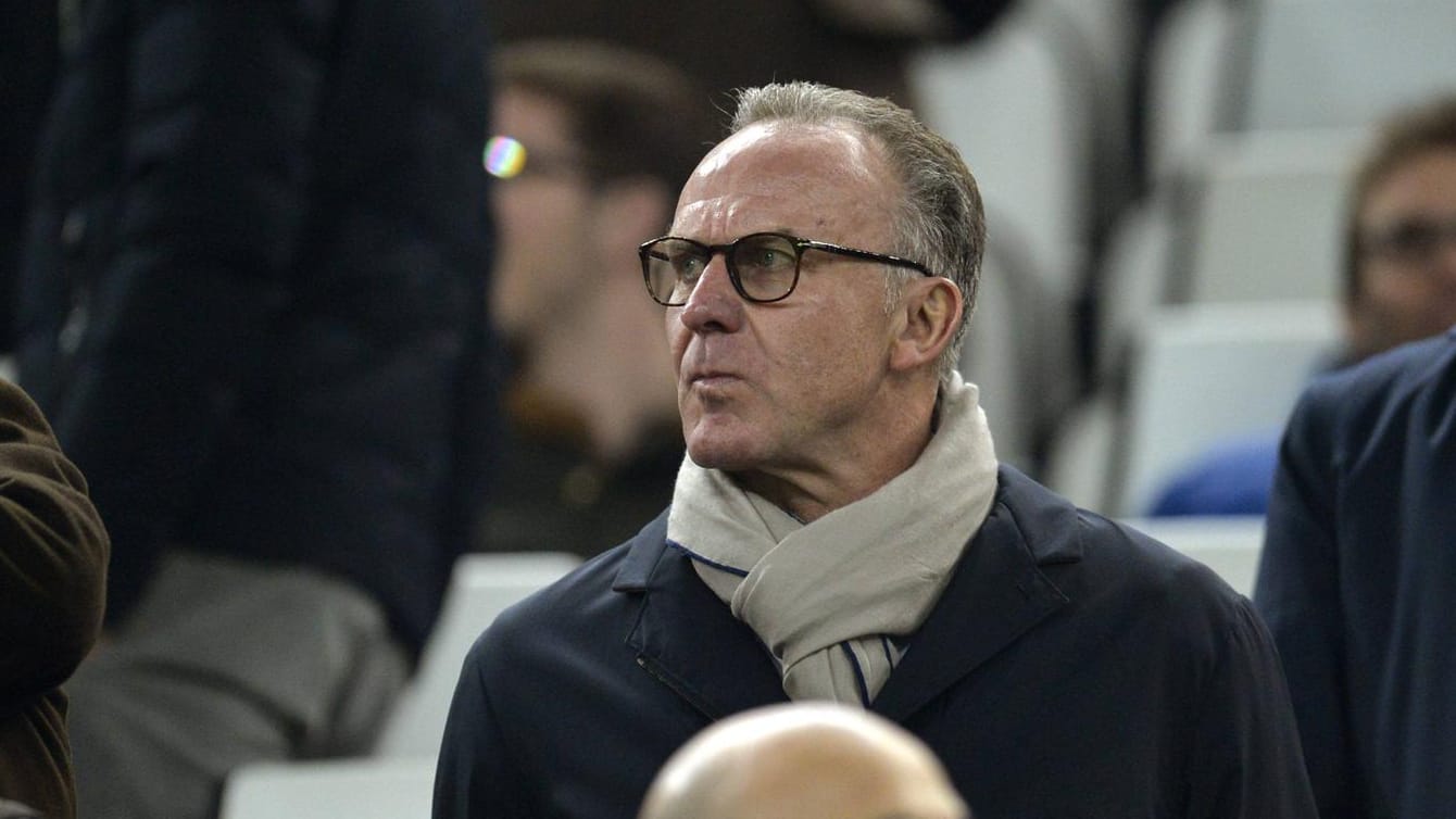 Karl-Heinz Rummenigge blickt in die Bayern-Kurve - und sieht Protest-Banner. Karl-Heinz Rummenigge blickt in die Bayern-Kurve - und sieht Protest-Banner.