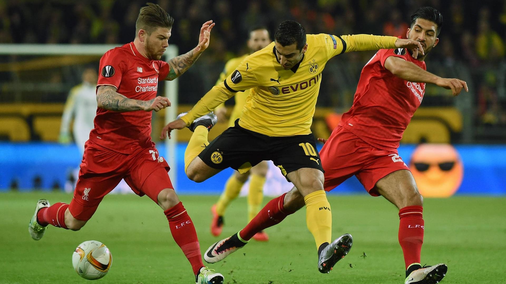 0Dortmunds Henrich Mchitarjan (Mitte) wird von den beiden Liverpool-Profis Emre Can (re.) und Alberto Moreno ausgebremst. 0Dortmunds Henrich Mchitarjan (Mitte) wird von den beiden Liverpool-Profis Emre Can (re.) und Alberto Moreno ausgebremst.