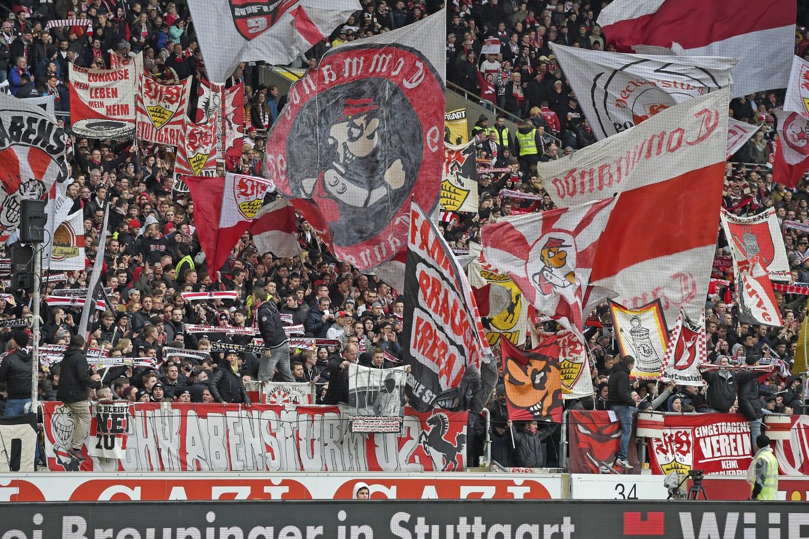 Fans des VfB Stuttgart bei einem Heimspiel