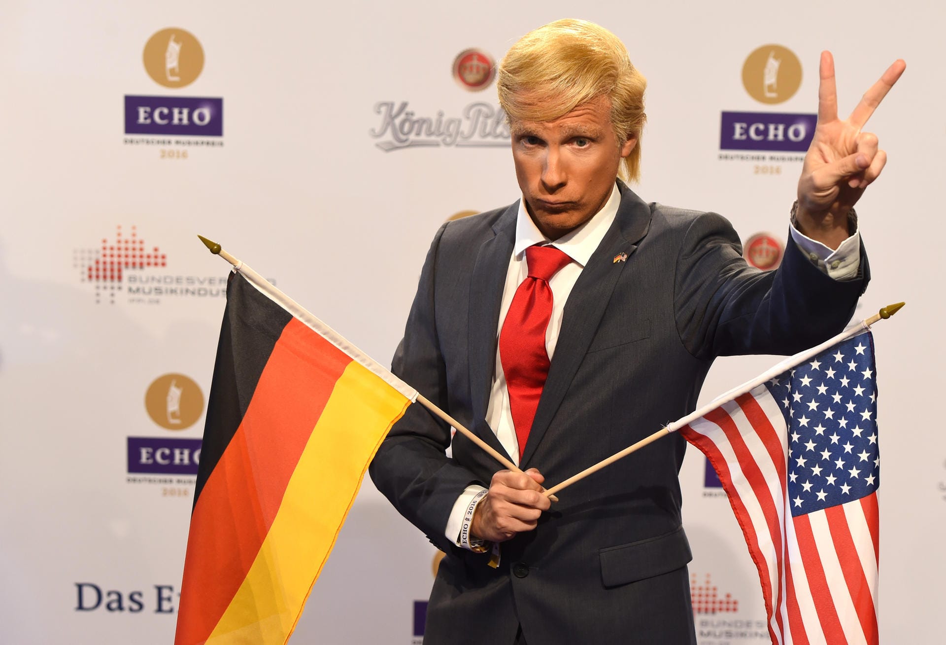 Comedian Oliver Pocher kam verkleidet als US-Präsidentschaftskandidat Donald Trump.