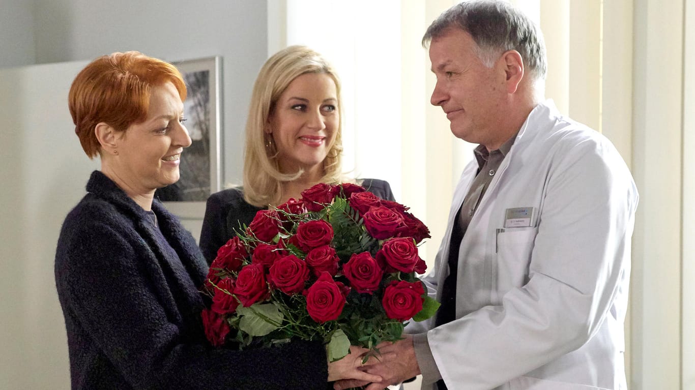 Hendrikje Fitz (li.), ihr langjähriger Serien-Ehemann Thomas Rühmann (re.) und Alexa Maria Surholt in Fitz' letzter "In aller Freundschaft"-Folge.