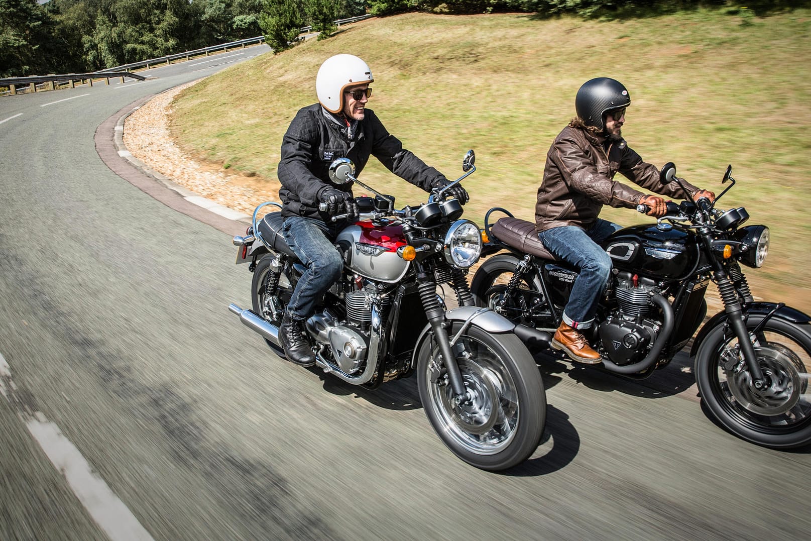 Ausflug mit modernen Klassikern: Triumph Bonneville T120 und T120 Black mit neuem wassergekühlten 1,2-Liter-Zweizylindermotor.