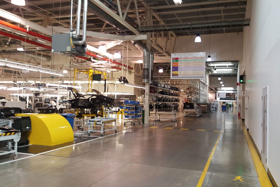 In der Produktionshalle werden alle Aston Martin gebaut.