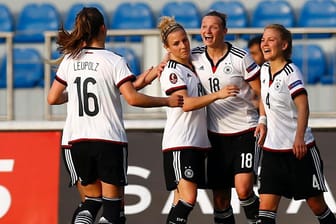 DFB-Stürmerin Alexandra Popp (2.v.re.) lässt sich für einen ihrer Treffer feiern.