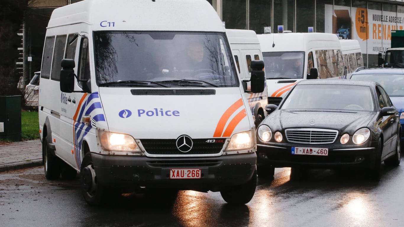 Die belgische Polizei blockiert eine Straße im Brüsseler Stadtteil Anderlecht. In der Gegend gab es die neuen Verhaftungen.