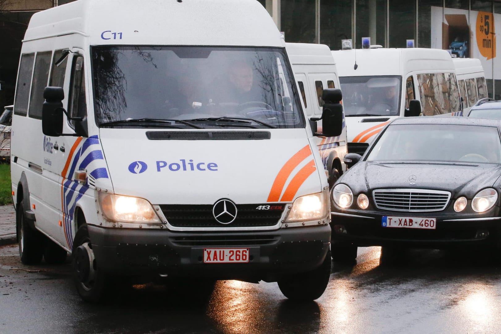 Die belgische Polizei blockiert eine Straße im Brüsseler Stadtteil Anderlecht. In der Gegend gab es die neuen Verhaftungen.