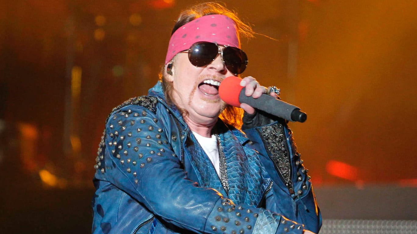 Axl Rose muss seinen Fuß wegen eines Knochenbruchs derzeit schonen.