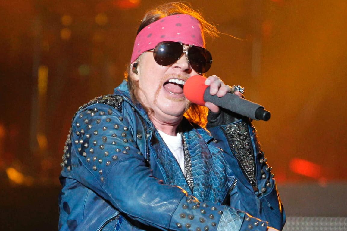 Axl Rose muss seinen Fuß wegen eines Knochenbruchs derzeit schonen.