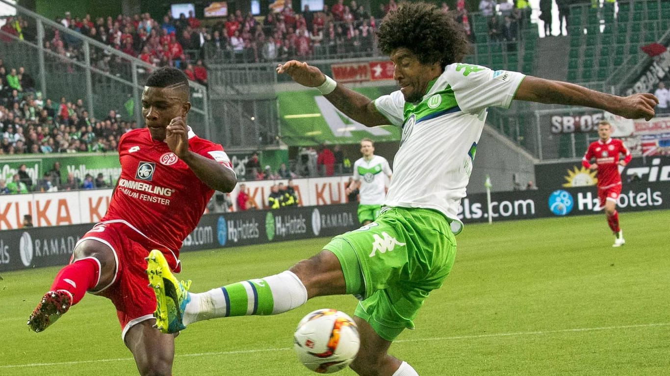 Wolfsburgs Dante (re.) hindert den Mainzer Cordoba am Abschluss.