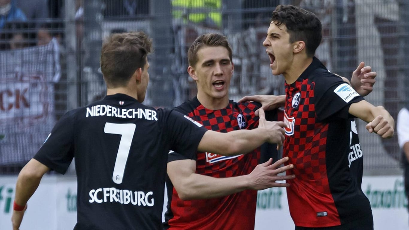 Freiburgs Marc-Oliver Kempf (re.) jubelt über seinen Treffer zum 1:0.