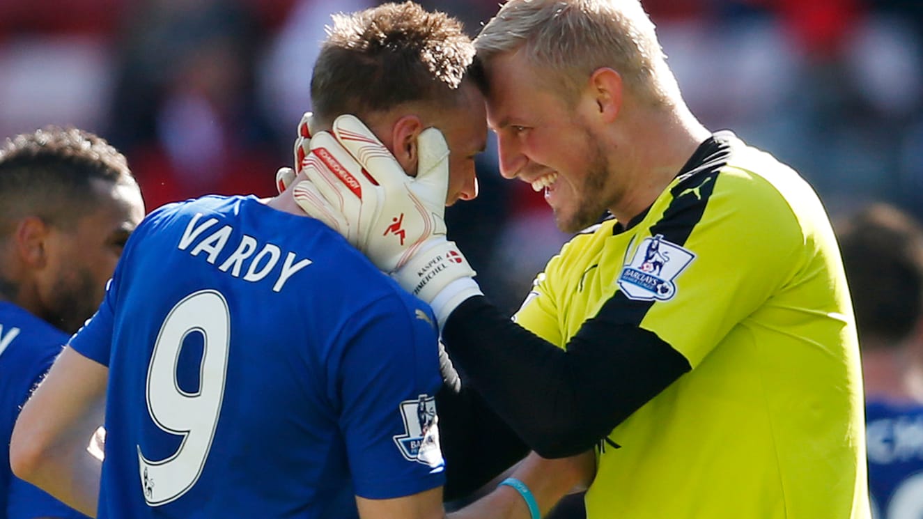 Leicesters Doppeltorschütze Jamie Vardy jubelt mit seinem Keeper Kasper Schmeichel.