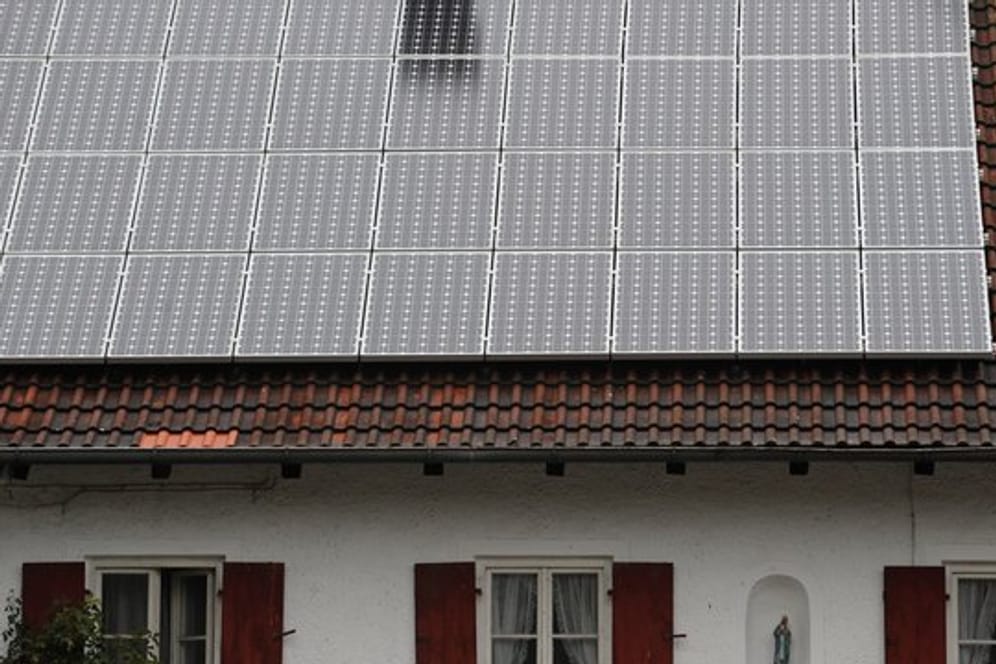 Von einer Solaranlage auf dem Hausdach können die Nachbarn geblendet werden.