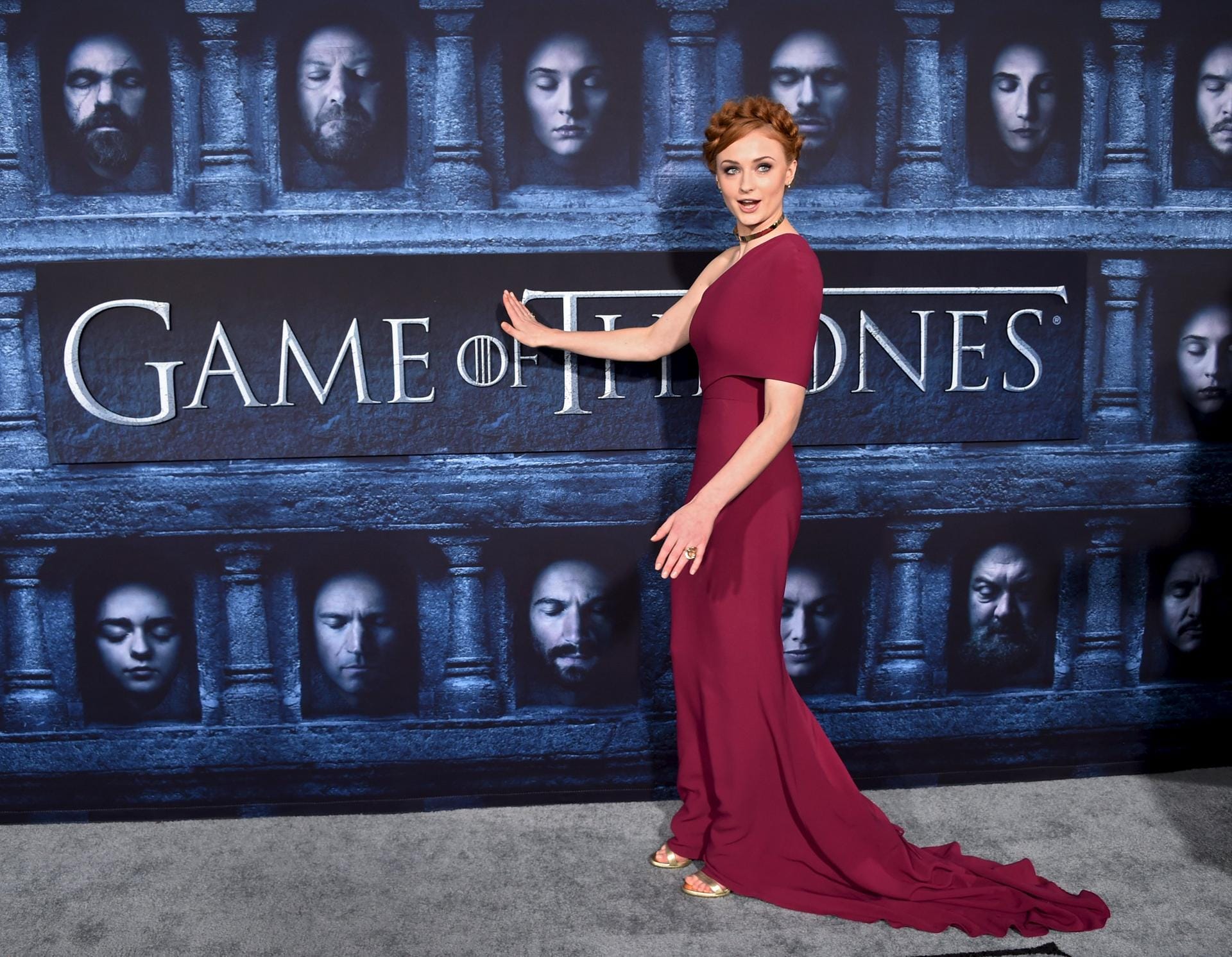 Sophie Turner (spielt Sansa Stark) sehr edel ganz in Rot bei der Weltpremiere der sechsten "Game of Thrones"-Staffel in Los Angeles.
