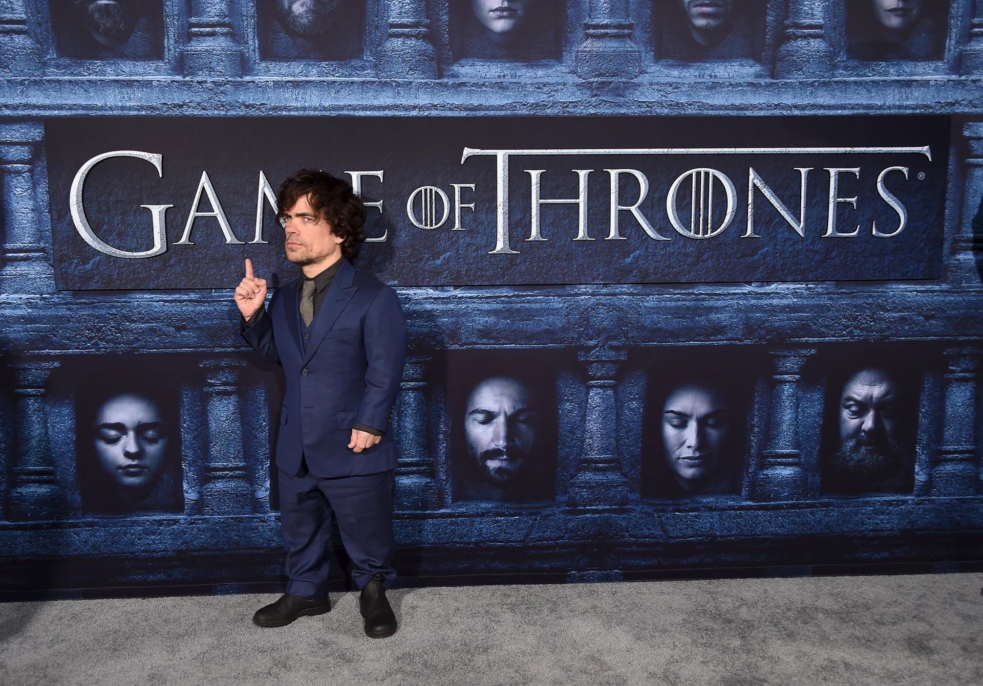 Peter Dinklage alias Tyrion Lannister hatte seinen Anzug offensichtlich farblich auf die riesigen Wandposter abgestimmt.