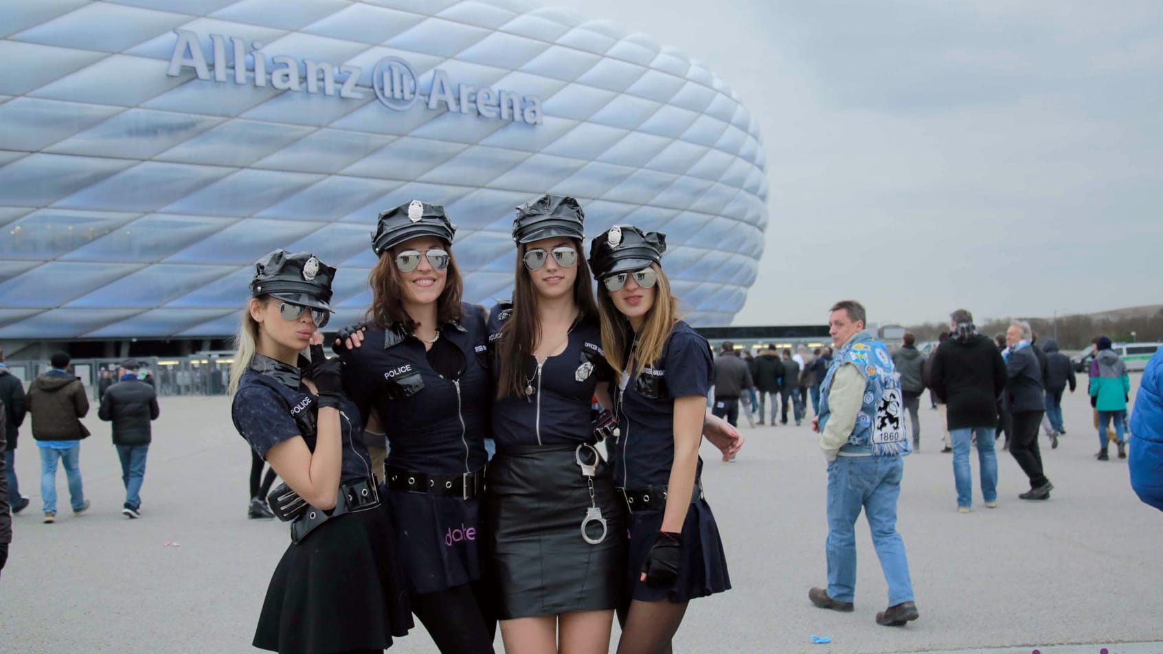 Fußball-Werbung treibt seltsame Blüten: Die "Casual Dating-Police" vor der Allianz Arena. Fußball-Werbung treibt seltsame Blüten: Die "Casual Dating-Police" vor der Allianz Arena.