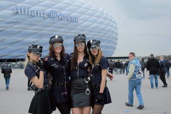 Fußball-Werbung treibt seltsame Blüten: Die "Casual Dating-Police" vor der Allianz Arena.