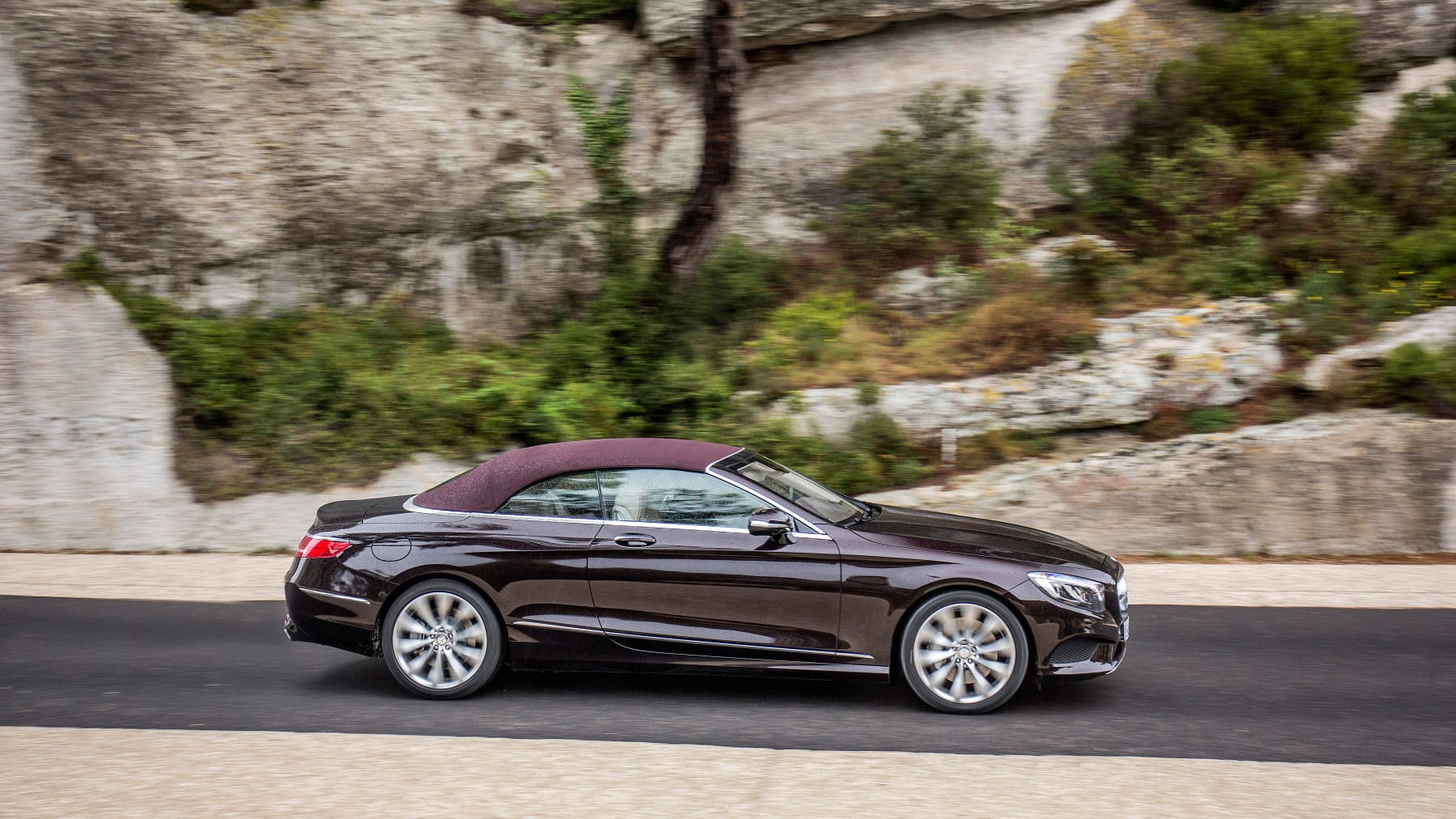 Das 5,02 Meter lange und 2,1 Tonnen schwere Cabriolet ist eng mit dem Coupé verwandt.