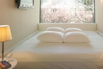Der Trend in den Metropolen geht zu Design-Hotels mit kleinen Zimmern. Im CitizenM ist das Bett so breit wie der Raum.