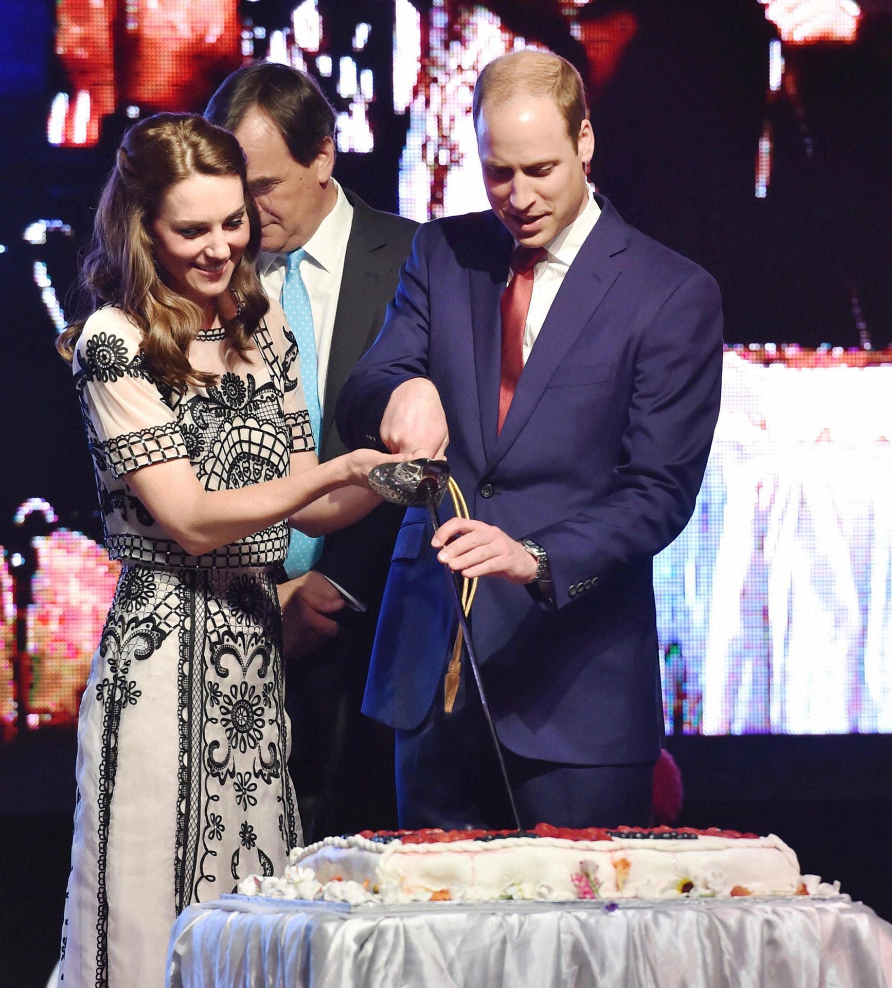 In Neu Delhi feierten William und Kate schon mal den 90. Geburtstag der Queen vor: Am 11. April 2016 schnitten sie gemeinsam eine Geburtstagstorte an.