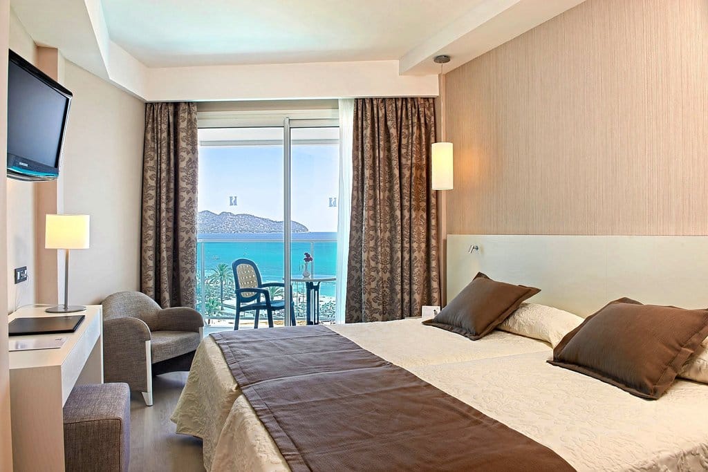 Modernes Design samt komfortabler Zimmerausstattung: Das Vier-Sterne-Hotel "Hipotels Hipocampo" in Cala Millor ist die perfekte Unterkunft für frisch oder immer noch verliebte Paare.