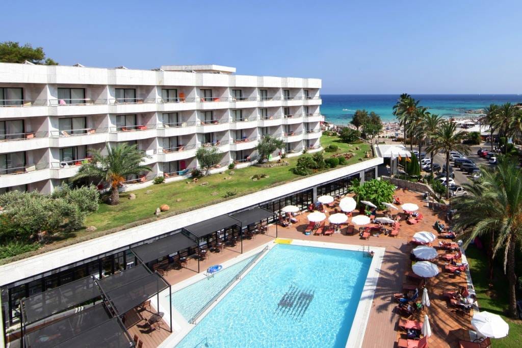 Das Fünf-Sterne-Hotel "Serrano Palace" befindet sich, nur durch die Uferstraße getrennt, an der Playa Son Moll, dem wunderschönen kleinen Sandstrand von Cala Ratjada