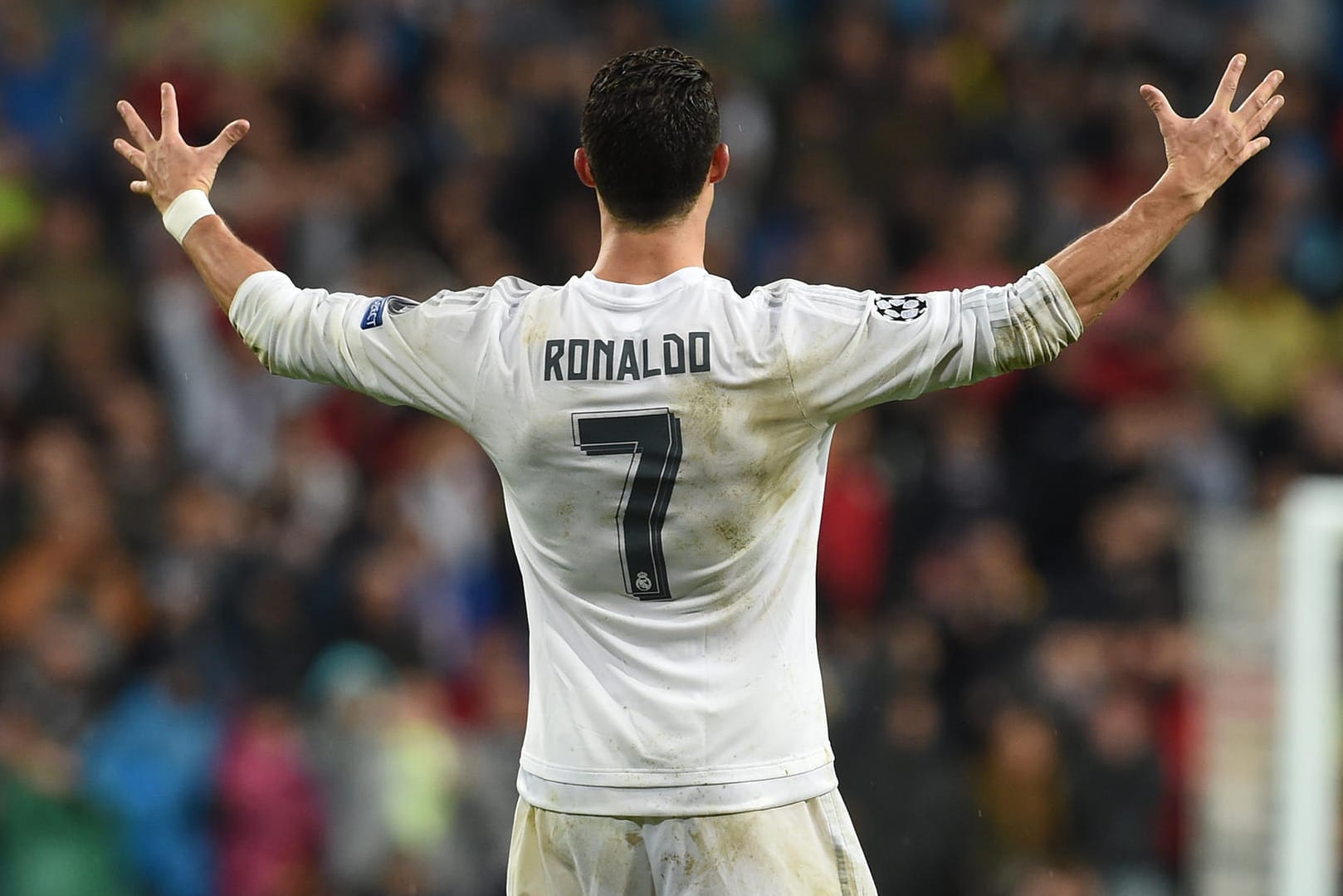 Cristiano Ronaldo schmeißt sich nach dem 3:0-Sieg gegen Wolfsburg in Siegerpose.