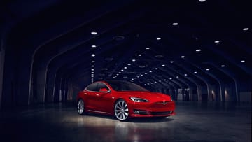 Das Facelift des Tesla Model S präsentiert sich mit geglätteter Front - der große Kühlergrill ist verschwunden.