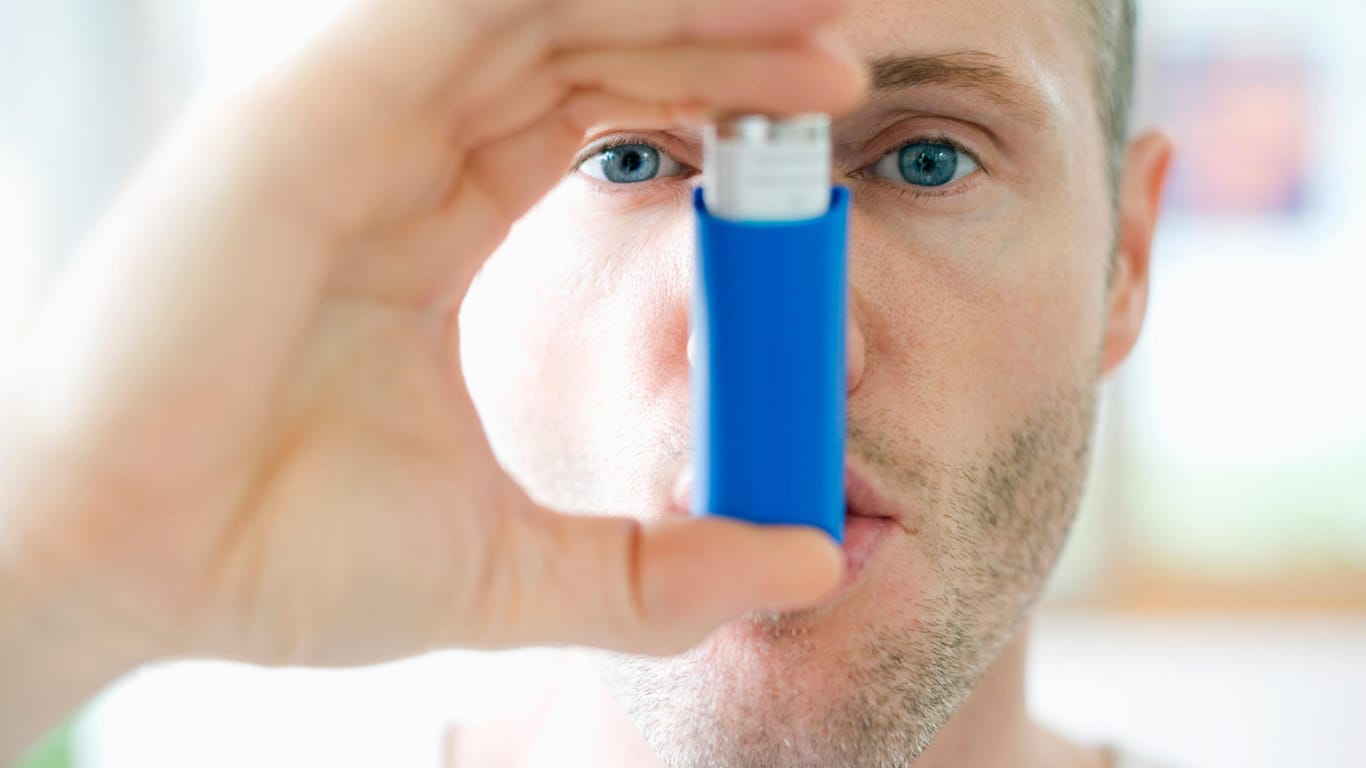 Die Inhalation eines Kortisonsprays ist die Standardtherapie bei Asthma. Es dämmt die Entzündung ein und weitet die Bronchien.