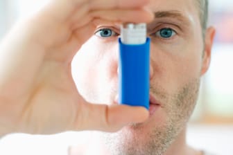 Die Inhalation eines Kortisonsprays ist die Standardtherapie bei Asthma. Es dämmt die Entzündung ein und weitet die Bronchien.