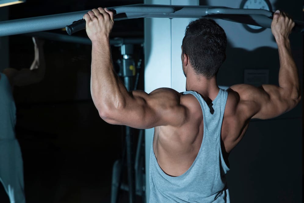 Regelmäßige Klimmzüge formen Muskeln und den Oberkörper in eine stramme V-Form. Ein Promi-Trainer erklärt die Power-Übung.