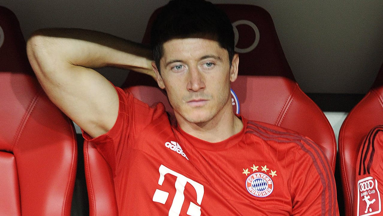 Robert Lewandowski wird zunächst auf der Reservebank Platz nehmen. Robert Lewandowski wird zunächst auf der Reservebank Platz nehmen.