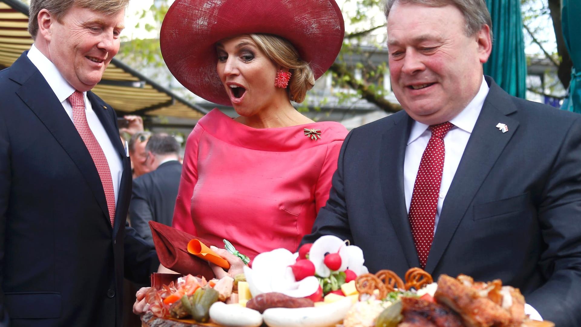 König Willem-Alexander und Königin Maxima auf dem Münchner Viktualienmarkt.