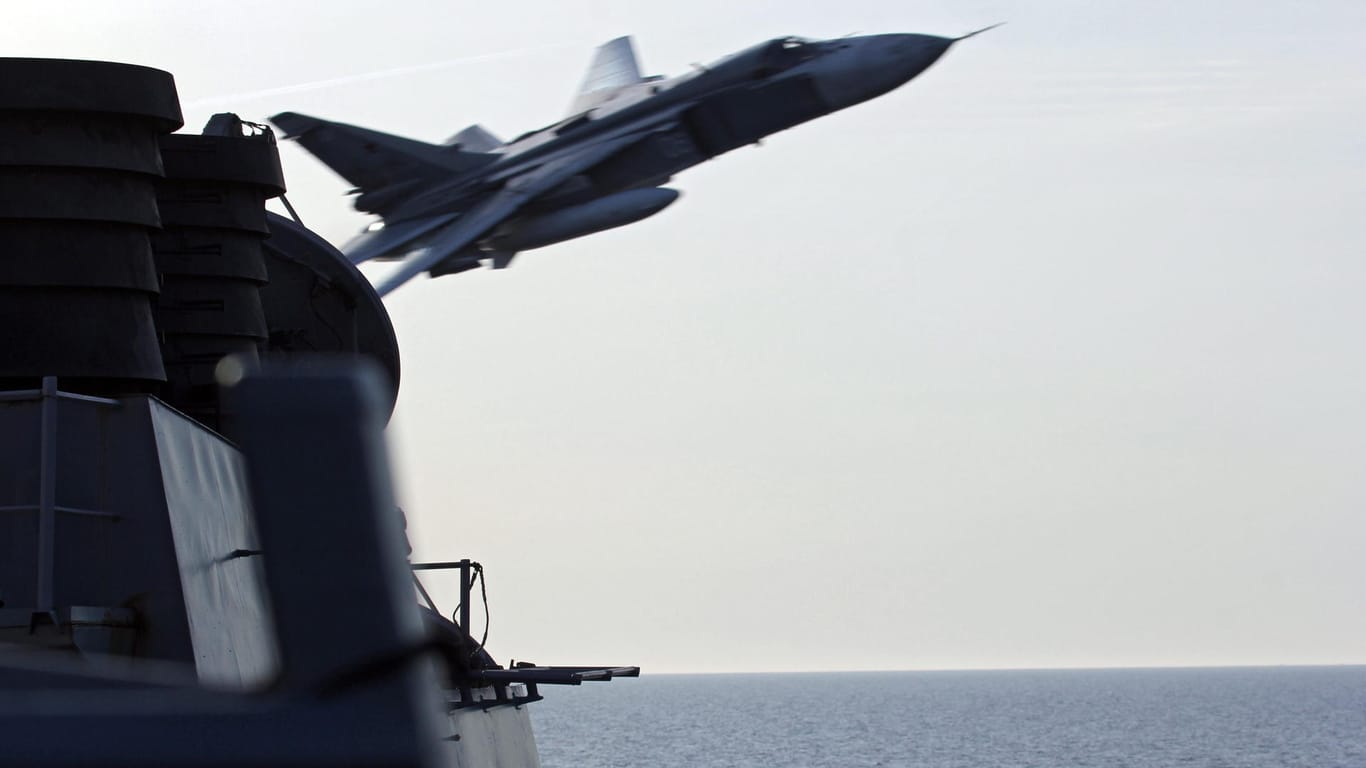Handout der US Navy vom 13. April zeigt eine russische Sukhoi Su-24, die über die "USS Donald Cook" düst.