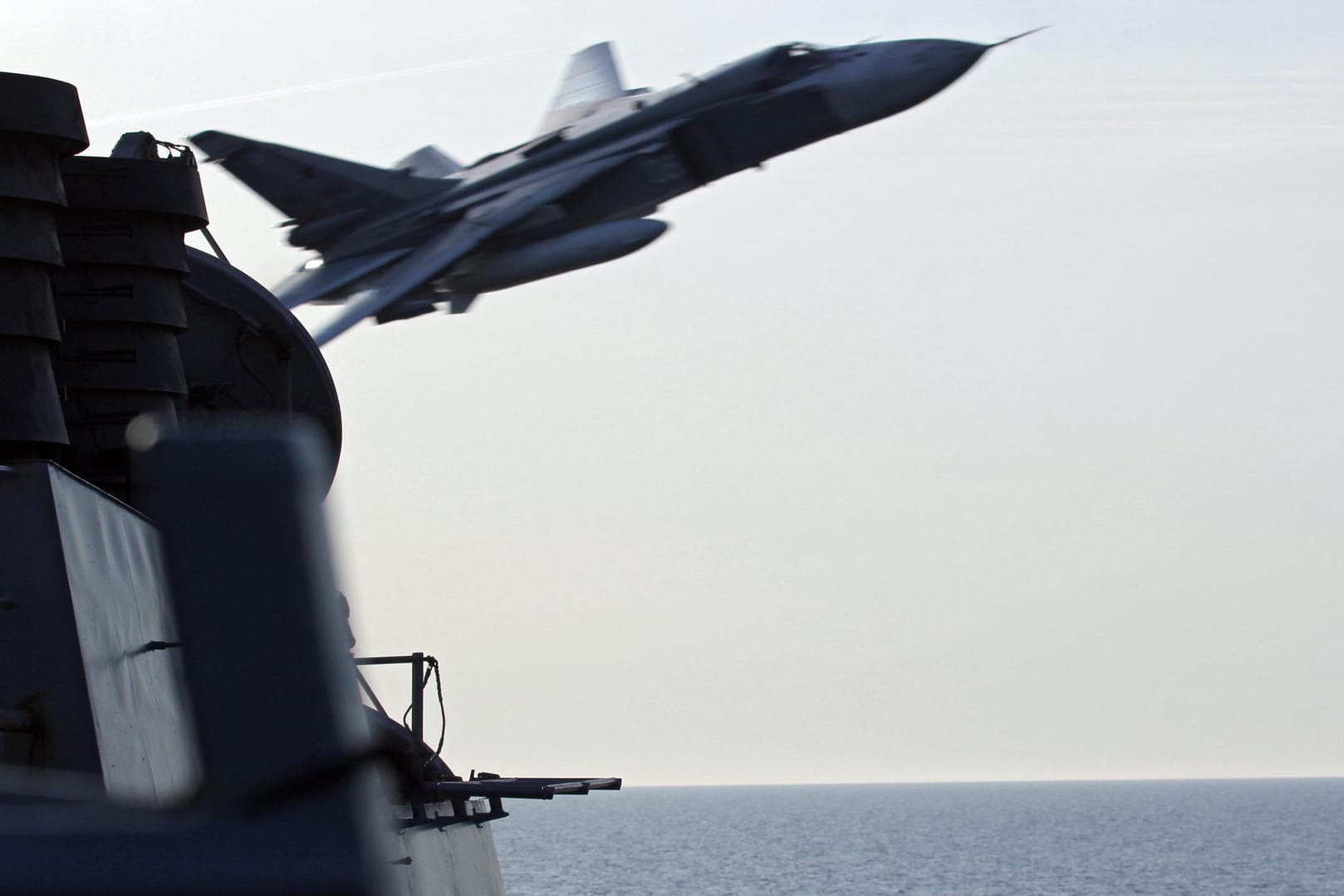 Handout der US Navy vom 13. April zeigt eine russische Sukhoi Su-24, die über die "USS Donald Cook" düst.